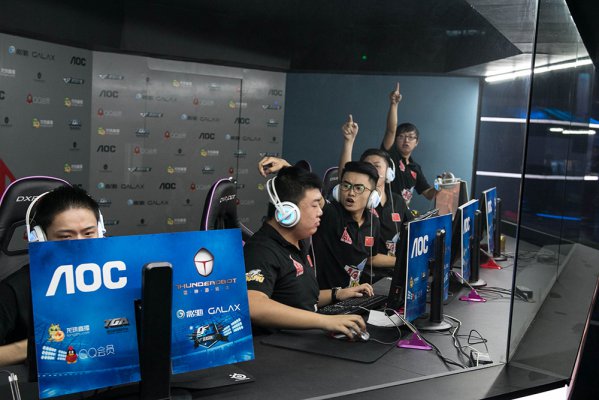 意外因素的 意外因素的